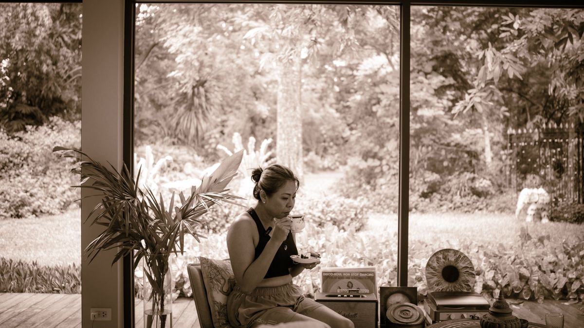 A client resting with tea during an integration break